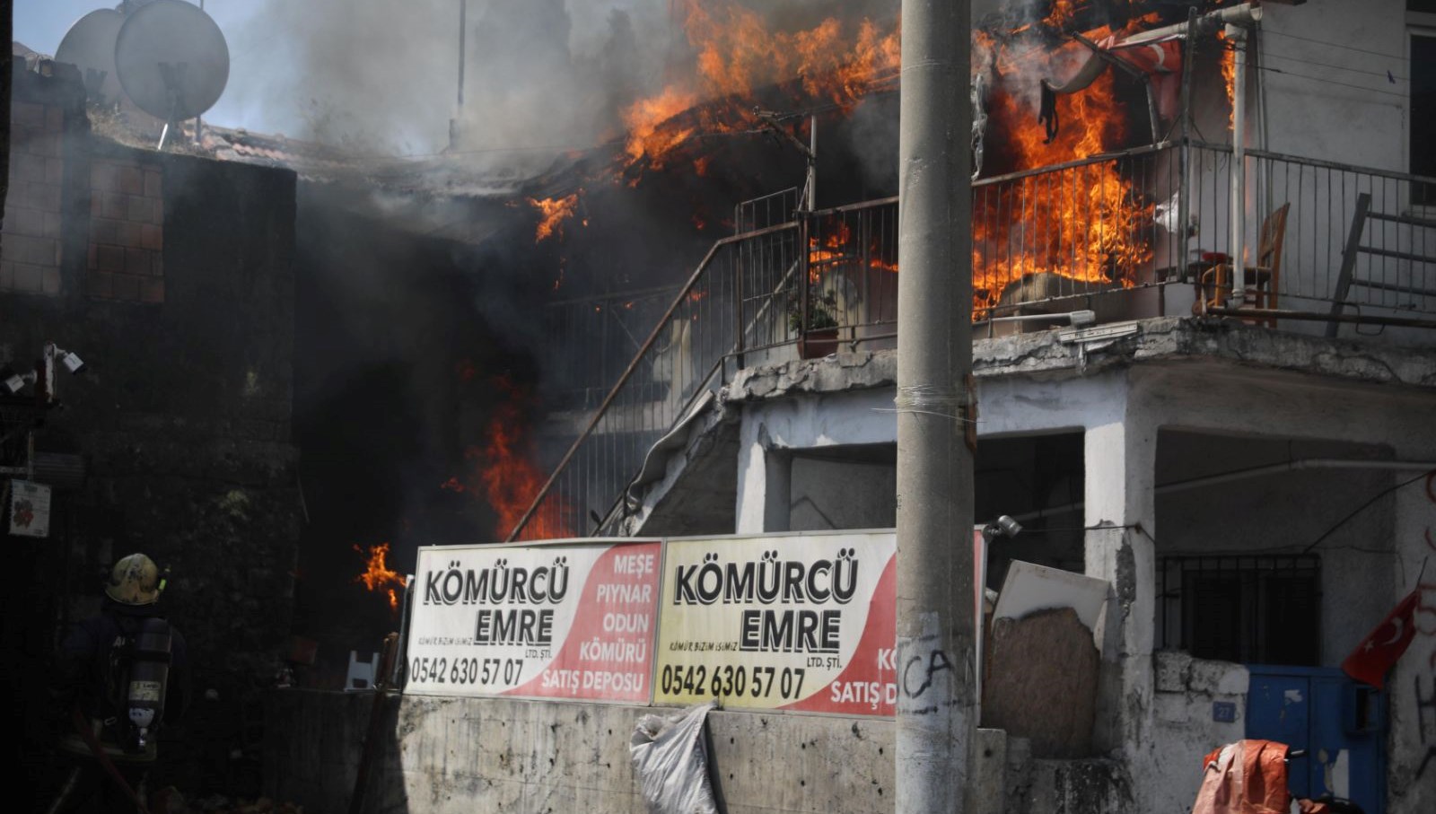 evini yakti oturup yangini izledi uDYmAw7E