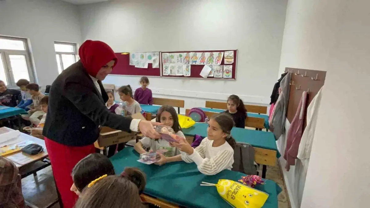 diyarbakirli muhtar dunya kiz cocuklari gununde kiz cocuklarina hediyeler dagitti laF4vO5l