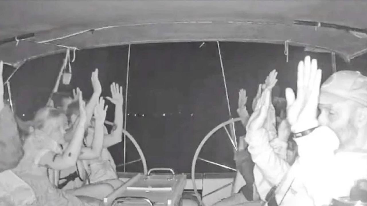 sumud aktivistine iskence yerde suruklendi zorla israil bayragi opturuldu ej1Jjy6j