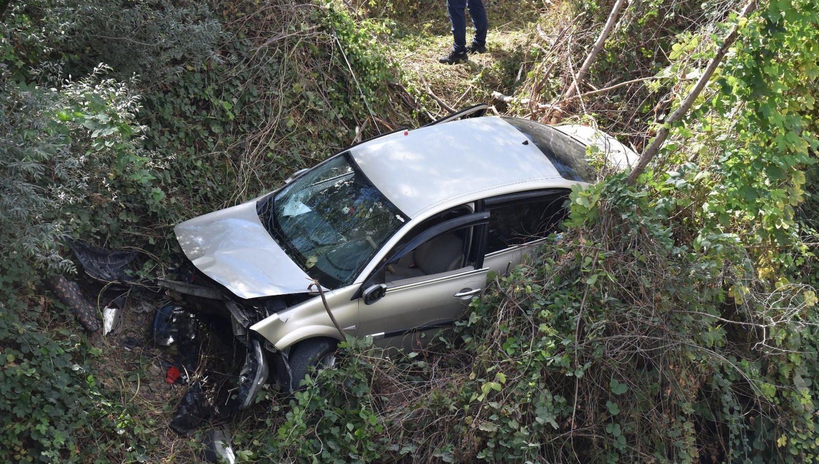 tekerlegi kopan arac dere yatagina uctu JgvSWt7t