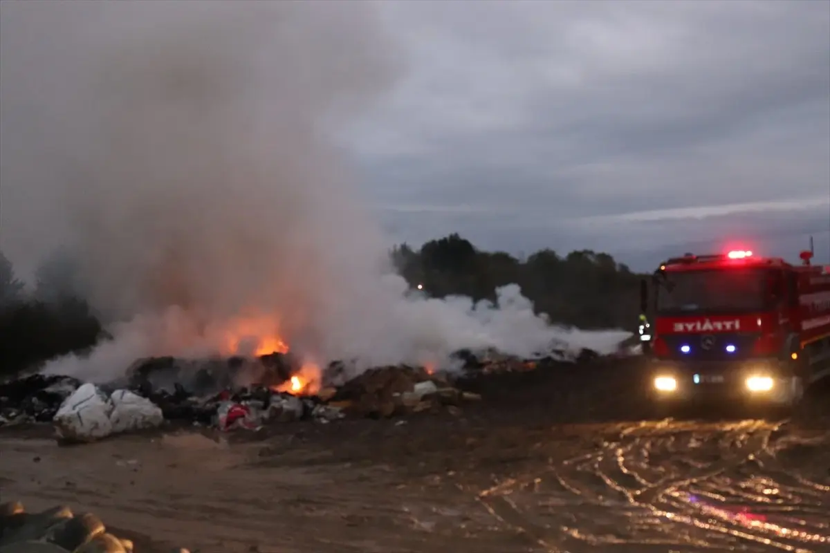 unyede atik toplama merkezinde yangin CNdmampf.jpg