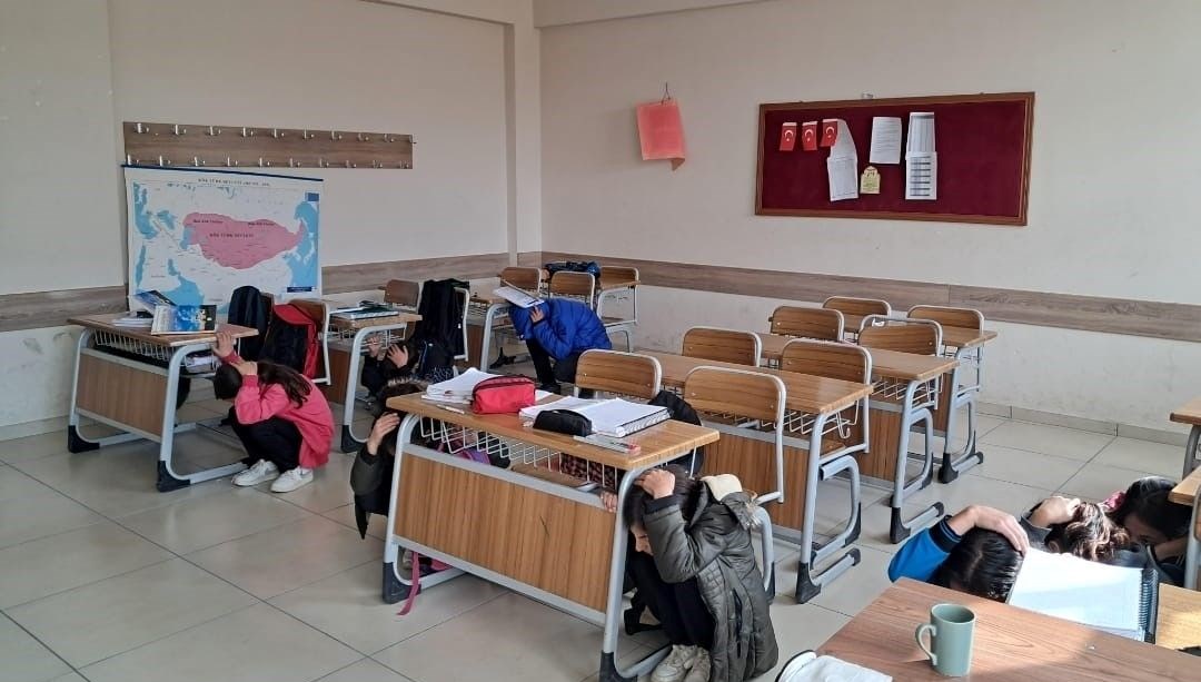 vanda tum okullarda es zamanli tatbikat NYIrqpC6.jpg