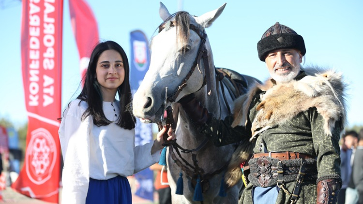 baba kizin nefes kesen atli gosterisi boynuz kulagi gecti UUBeI2ip.jpg