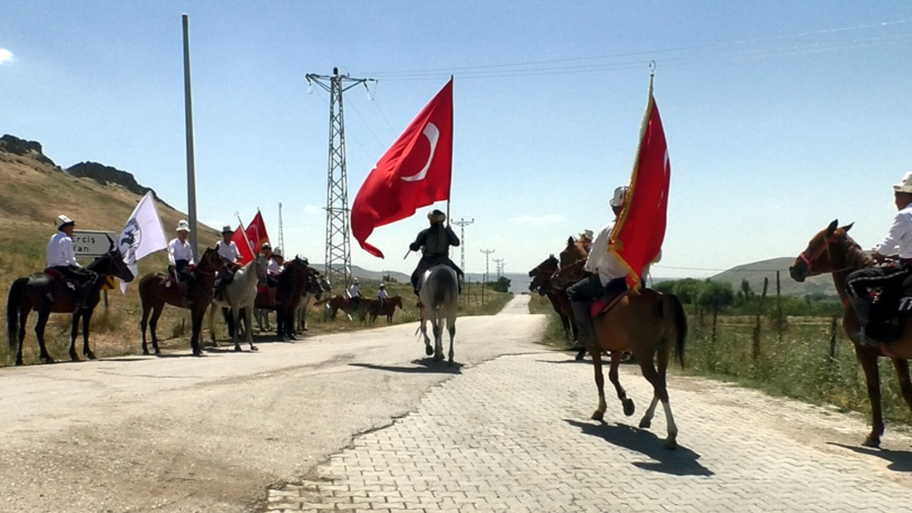 Turk dunyasinin kalbi erciste atti 35nci yilda 35 atla karsilandi lz3ByXf5